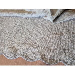 Tan Quilted Scalloped Quilt Bedspread woven inside 80 x94